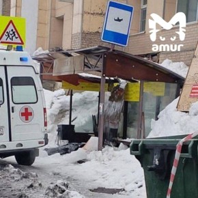 Вторая женщина чудом выжила при падении глыбы льда на остановке в Петропавловске-Камчатском