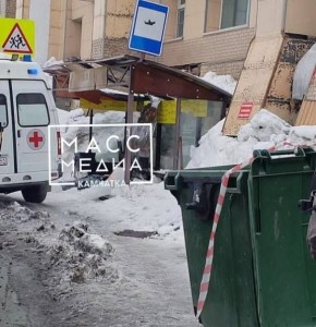 В центре Петропавловска-Камчатского глыба льда упала с крыши на женщину