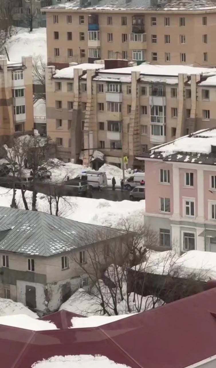 Глыба льда обрушилась на женщину в центре Петропавловска