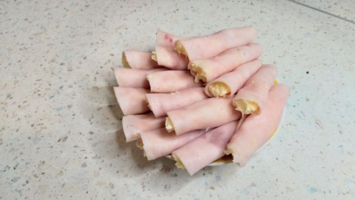 Необычные рулетики с сыром и майонезом для праздничного стола
