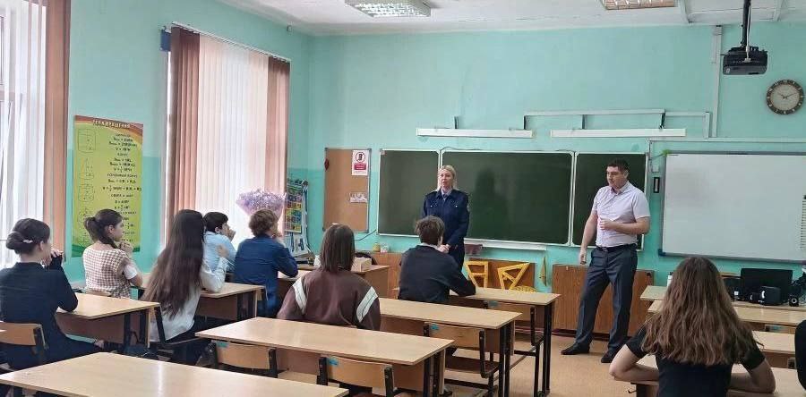 Офицер территориального подразделения СКР провел профилактическую беседу с подростками