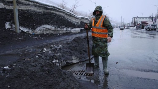 Ливнвки в столице Камчатки чистят вручную из-за мощного циклона
