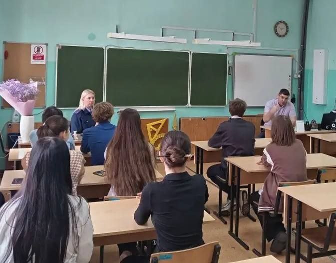 Офицер территориального подразделения СКР провел профилактическую беседу с подростками Офицер территориального подразделения СКР провел профилактическую беседу с подростками