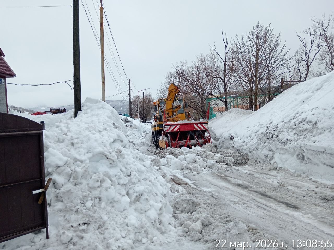 Город день за днем. 22 марта 2026 года Подрядные организации расширяют проезжую часть и вывозят снег с городских территорий Город день за днем. 22 марта 2026 года Подрядные организации расширяют проезжую часть и вывозят снег с городских территорий
