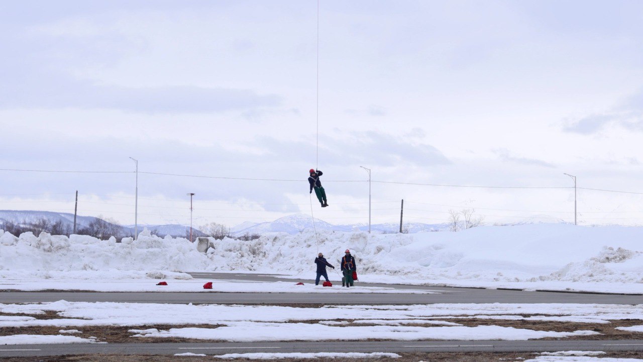 Десантники-пожарные на Камчатке отрабатывают спуски с вертолёта перед сезоном Десантники-пожарные на Камчатке отрабатывают спуски с вертолёта перед сезоном