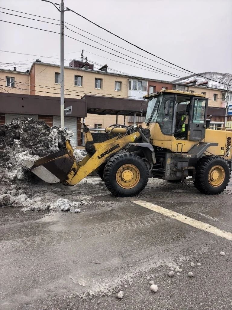 Город день за днем. 22 марта 2026 года Подрядные организации расширяют проезжую часть и вывозят снег с городских территорий Город день за днем. 22 марта 2026 года Подрядные организации расширяют проезжую часть и вывозят снег с городских территорий