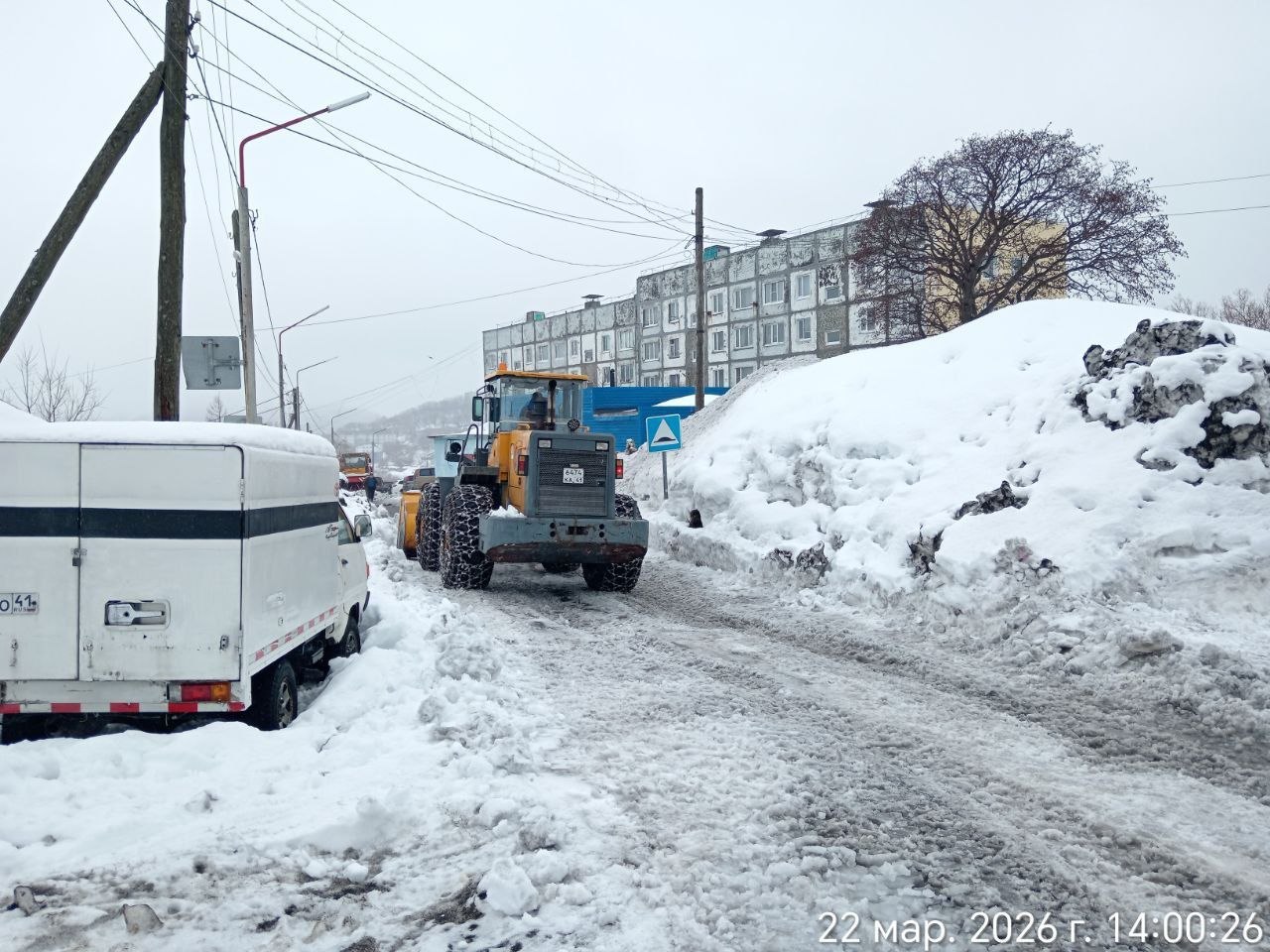 Город день за днем. 22 марта 2026 года Подрядные организации расширяют проезжую часть и вывозят снег с городских территорий Город день за днем. 22 марта 2026 года Подрядные организации расширяют проезжую часть и вывозят снег с городских территорий