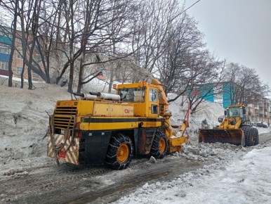 Город день за днем. 22 марта 2026 года Подрядные организации расширяют проезжую часть и вывозят снег с городских территорий