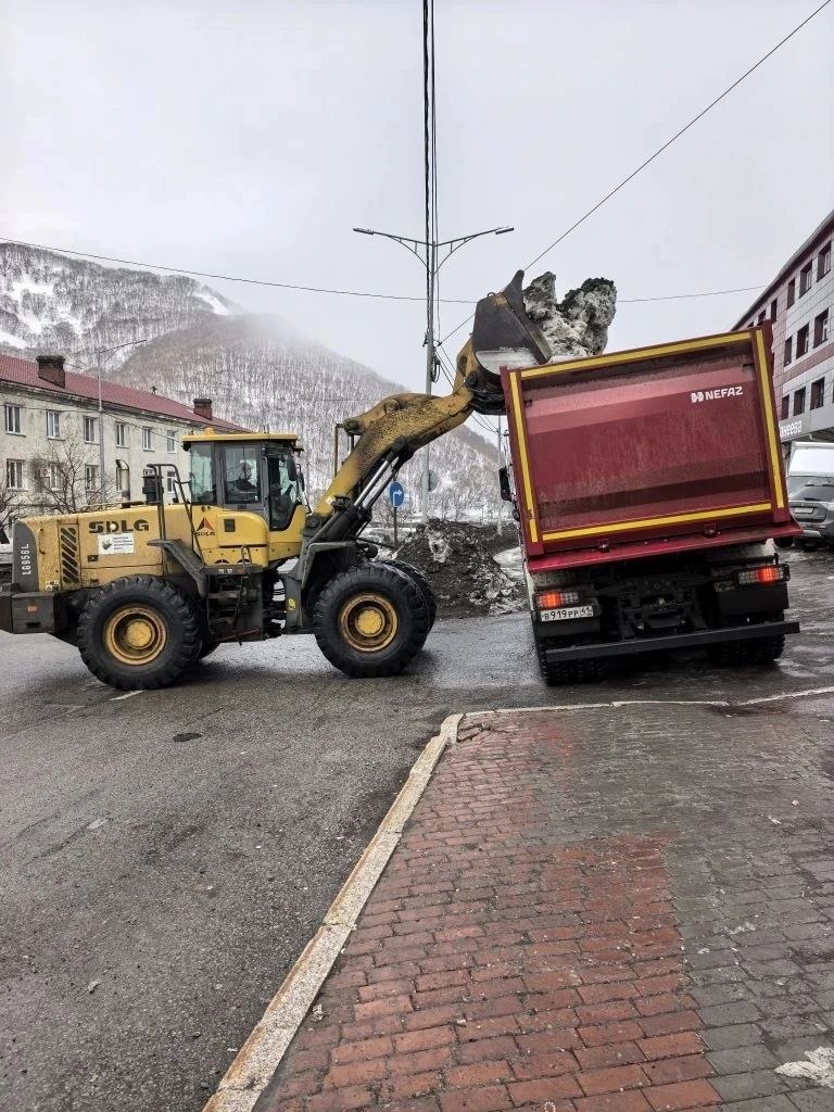 Город день за днем. 22 марта 2026 года Подрядные организации расширяют проезжую часть и вывозят снег с городских территорий Город день за днем. 22 марта 2026 года Подрядные организации расширяют проезжую часть и вывозят снег с городских территорий