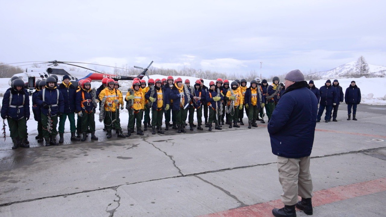 Десантники-пожарные на Камчатке отрабатывают спуски с вертолёта перед сезоном Десантники-пожарные на Камчатке отрабатывают спуски с вертолёта перед сезоном