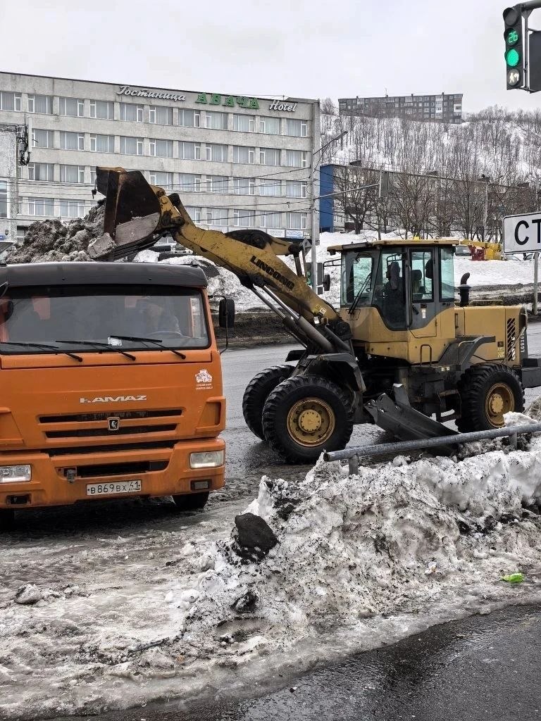 Город день за днем. 22 марта 2026 года Подрядные организации расширяют проезжую часть и вывозят снег с городских территорий Город день за днем. 22 марта 2026 года Подрядные организации расширяют проезжую часть и вывозят снег с городских территорий
