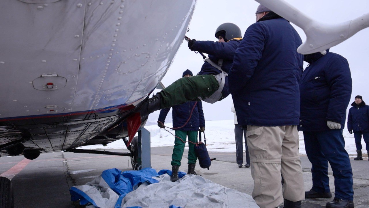 Десантники-пожарные на Камчатке отрабатывают спуски с вертолёта перед сезоном Десантники-пожарные на Камчатке отрабатывают спуски с вертолёта перед сезоном