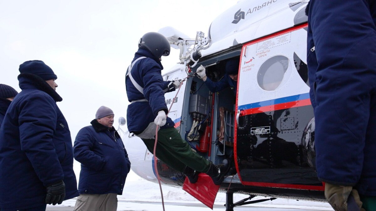 Десантники-пожарные на Камчатке отрабатывают спуски с вертолёта перед сезоном