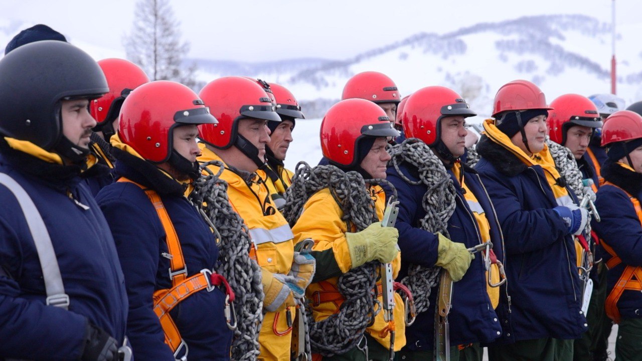 Десантники-пожарные на Камчатке отрабатывают спуски с вертолёта перед сезоном Десантники-пожарные на Камчатке отрабатывают спуски с вертолёта перед сезоном