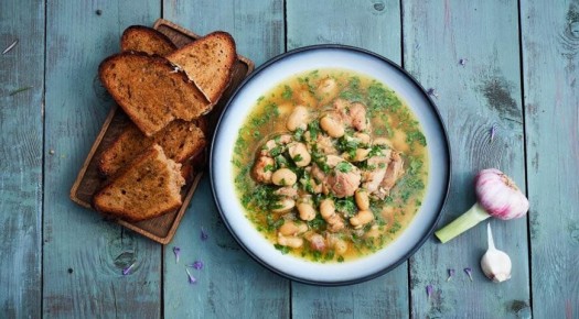 Уютная похлёбка из куриных бёдрышек с белой фасолью