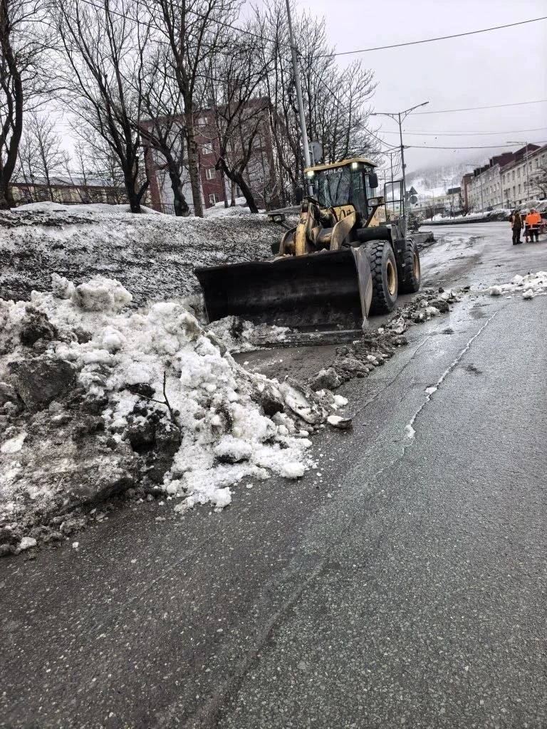Город день за днем. 22 марта 2026 года Подрядные организации расширяют проезжую часть и вывозят снег с городских территорий Город день за днем. 22 марта 2026 года Подрядные организации расширяют проезжую часть и вывозят снег с городских территорий