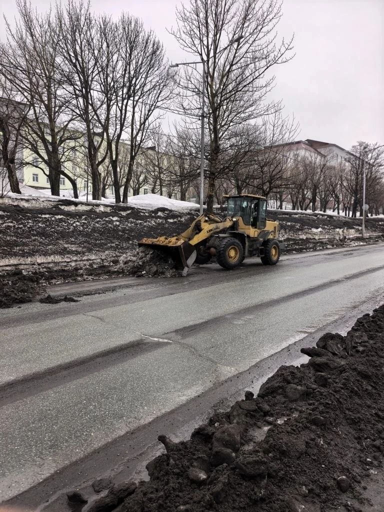 Город день за днем. 22 марта 2026 года Подрядные организации расширяют проезжую часть и вывозят снег с городских территорий Город день за днем. 22 марта 2026 года Подрядные организации расширяют проезжую часть и вывозят снег с городских территорий