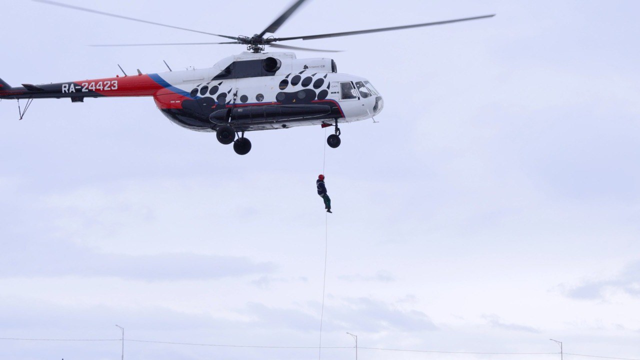 Десантники-пожарные на Камчатке отрабатывают спуски с вертолёта перед сезоном Десантники-пожарные на Камчатке отрабатывают спуски с вертолёта перед сезоном