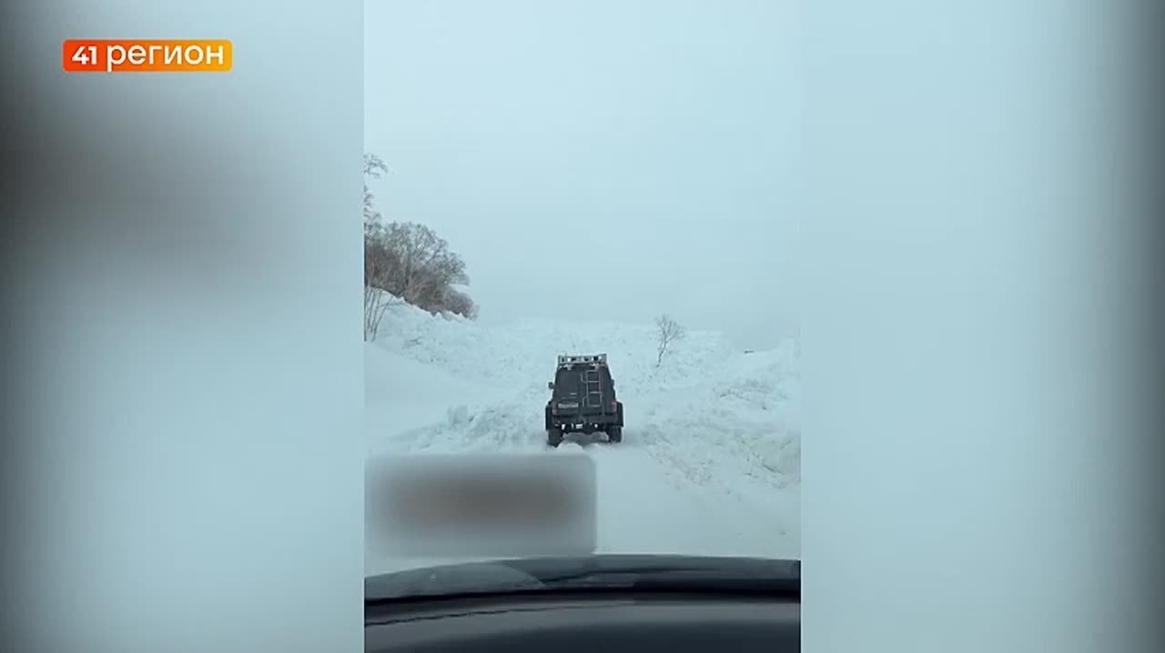 Лавина сошла на дороге к Вилючинскому перевалу, перекрыв трассу, в субботу 21 марта