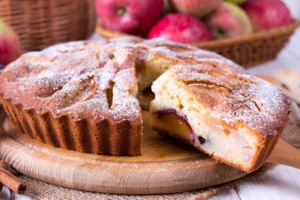 Что приготовить быстро и вкусно: ленивая шарлотка на любой случай