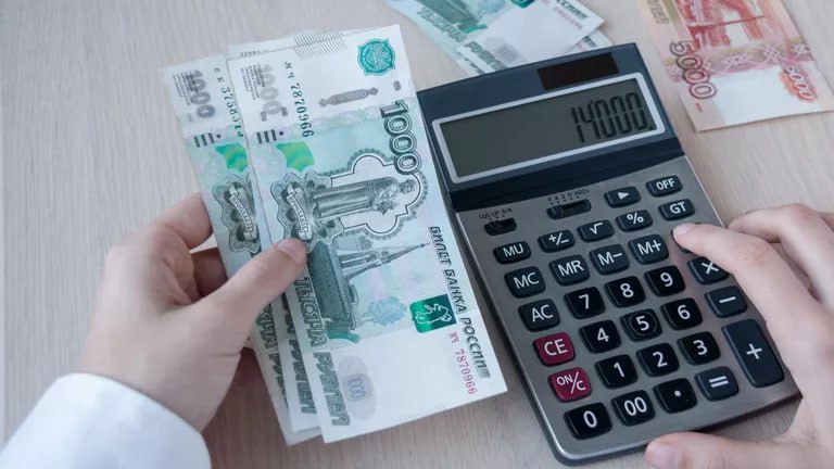 Названы регионы и отрасли с самыми высокими зарплатами в России