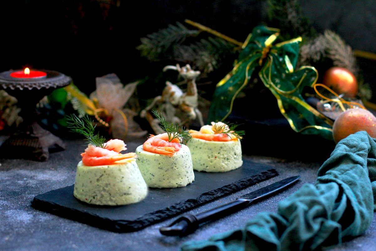 Идеальное угощение для новогоднего стола: огуречный мусс с креветками