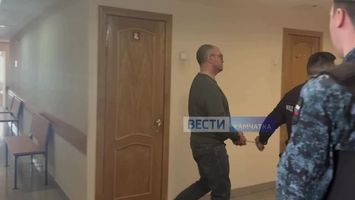 Максима Зайкова уводят из здания суда