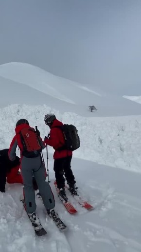 Снежная лавина чуть не накрыла любителей хели-ски на Камчатке