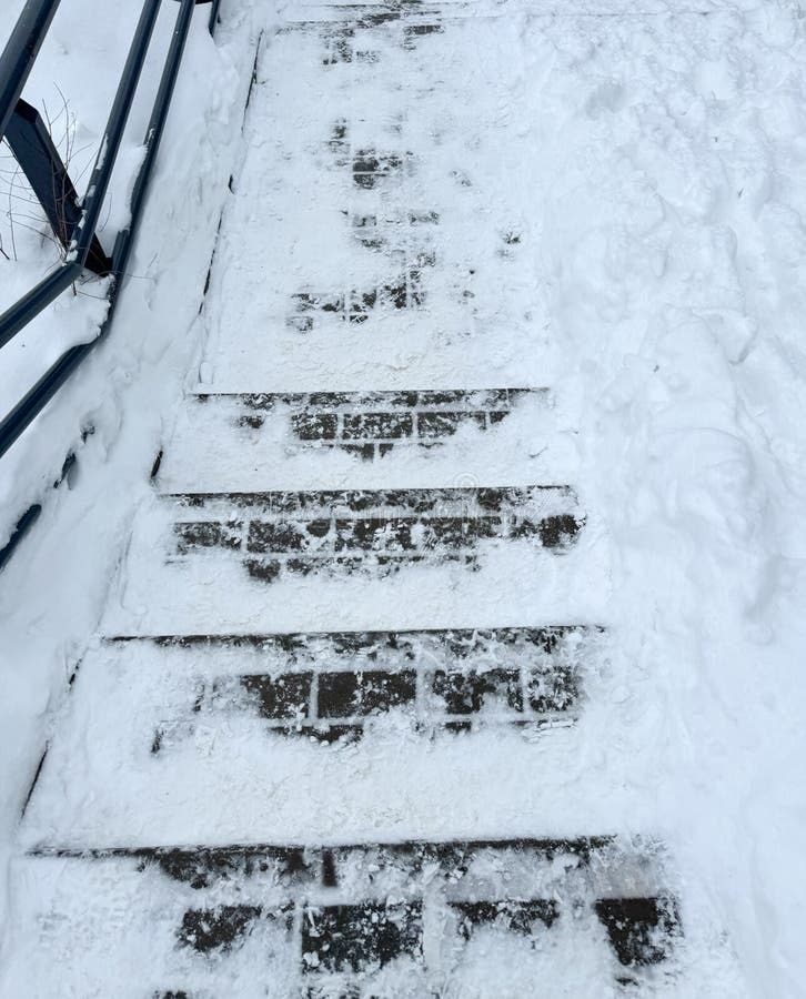 Наказали рублём: глава службы благоустройства Петропавловска поплатился за нерасчищенные лестницы