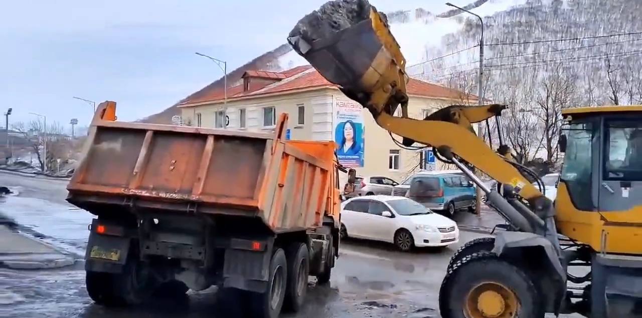 Город день за днем. 26 марта 2026 года В Петропавловске-Камчатском продолжаются работы по содержанию городских территорий Город день за днем. 26 марта 2026 года В Петропавловске-Камчатском продолжаются работы по содержанию городских территорий