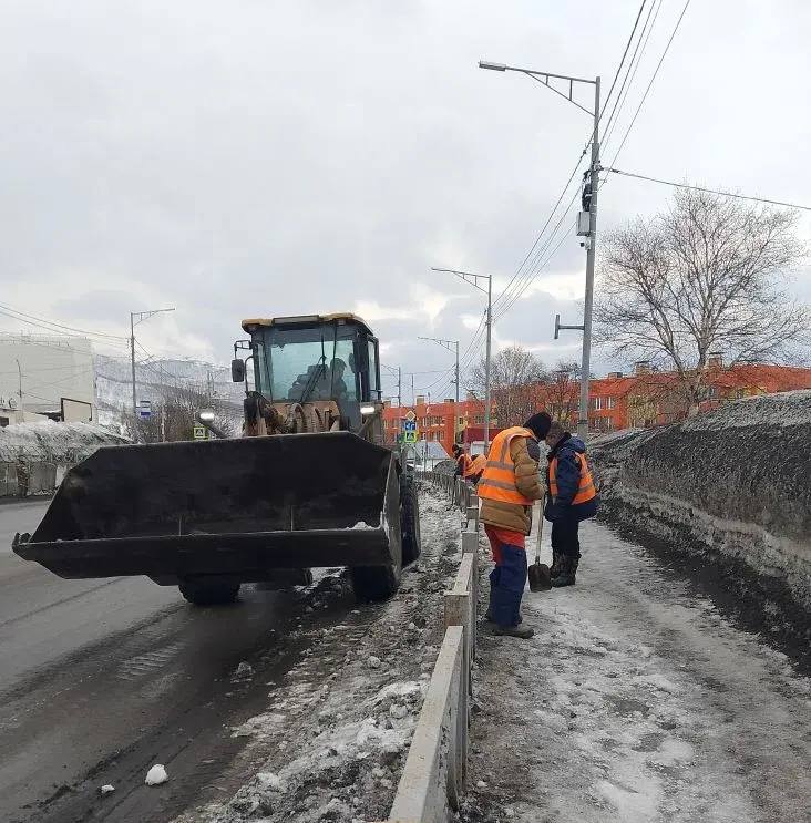 Город день за днем. 26 марта 2026 года В Петропавловске-Камчатском продолжаются работы по содержанию городских территорий Город день за днем. 26 марта 2026 года В Петропавловске-Камчатском продолжаются работы по содержанию городских территорий