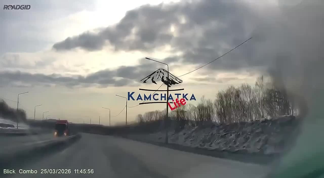 Появилось видео ДТП на Северо-Востоке: водитель объезжая яму, совершил небезопасный манёвр и опрокинул грузовик