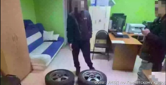 С ветерком не получилось: парни сняли колёса с иномарки на 200 тысяч, но быстро попались