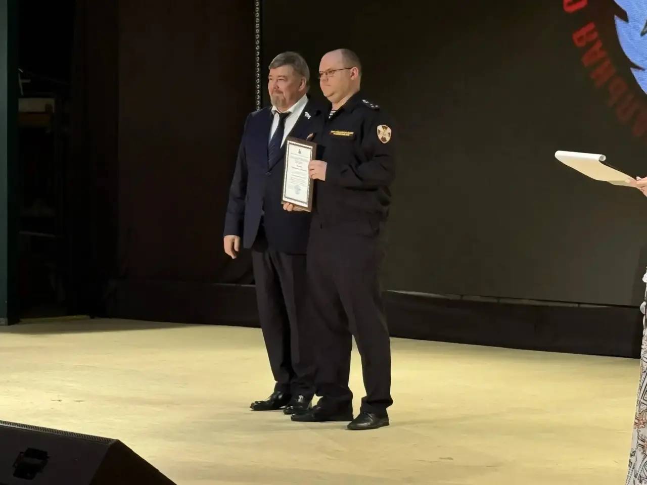 Михаил Мананников поздравил камчатских полицейских с Днем войск национальной гвардии РФ и вручил награды Законодательного Собрания Михаил Мананников поздравил камчатских полицейских с Днем войск национальной гвардии РФ и вручил награды Законодательного Собрания