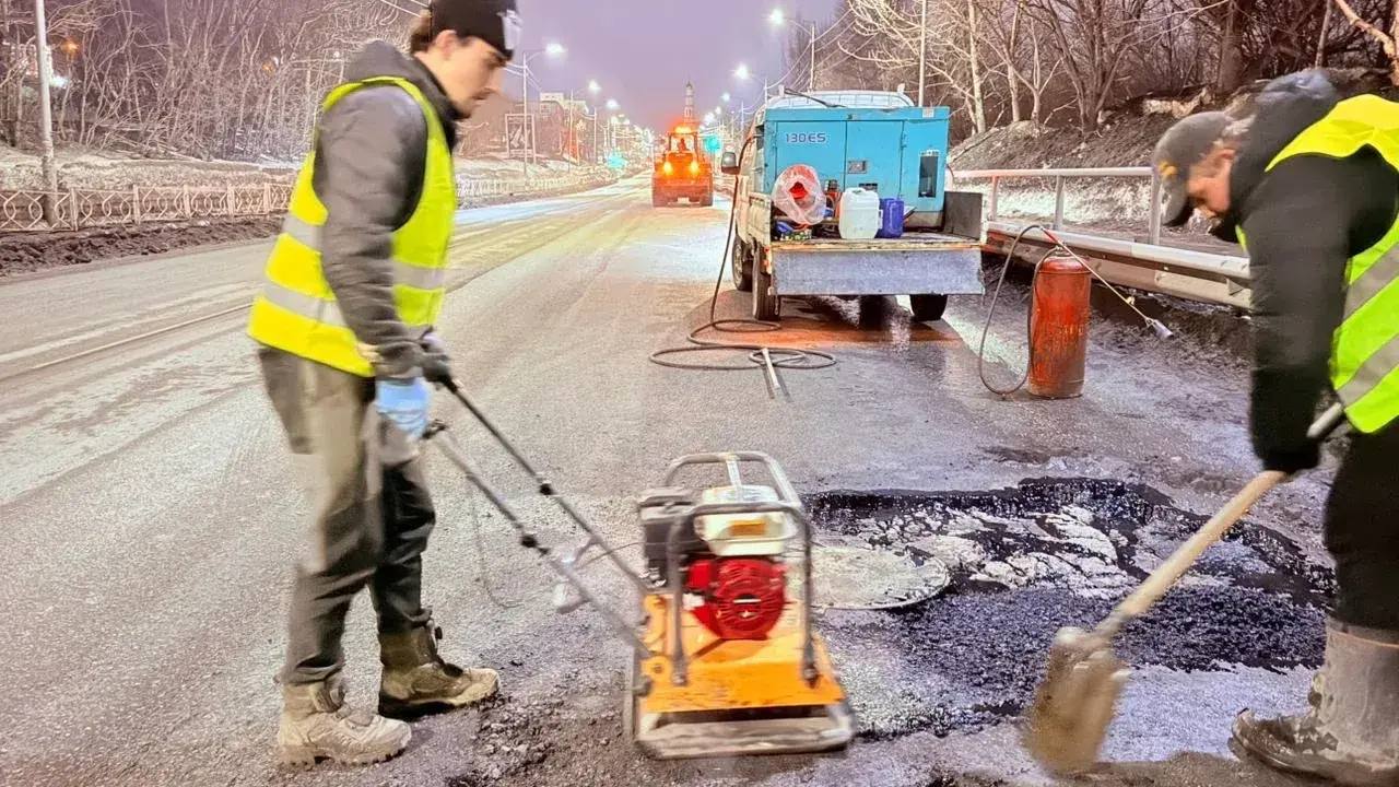 В Петропавловске-Камчатском начались работы по устранению дефектов дорожного полотна В Петропавловске-Камчатском начались работы по устранению дефектов дорожного полотна