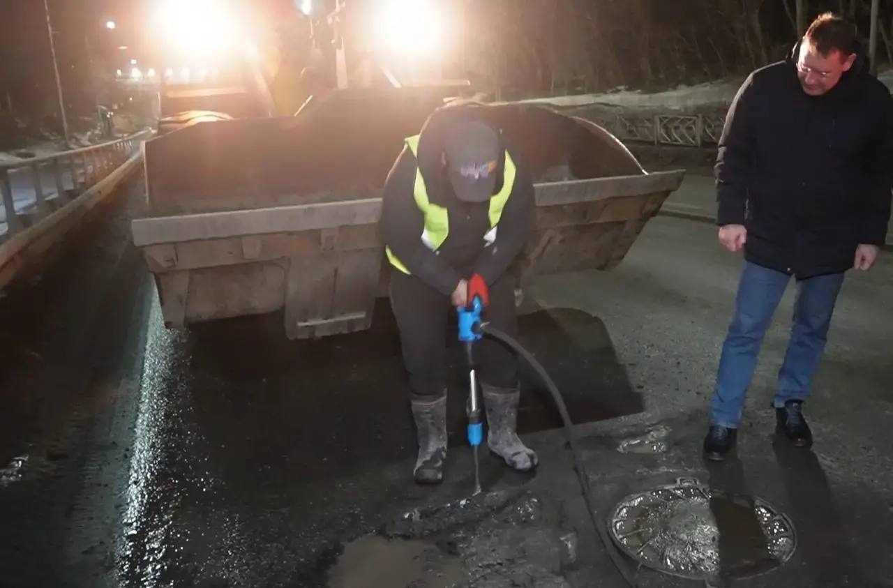 В Петропавловске-Камчатском начались работы по устранению дефектов дорожного полотна В Петропавловске-Камчатском начались работы по устранению дефектов дорожного полотна