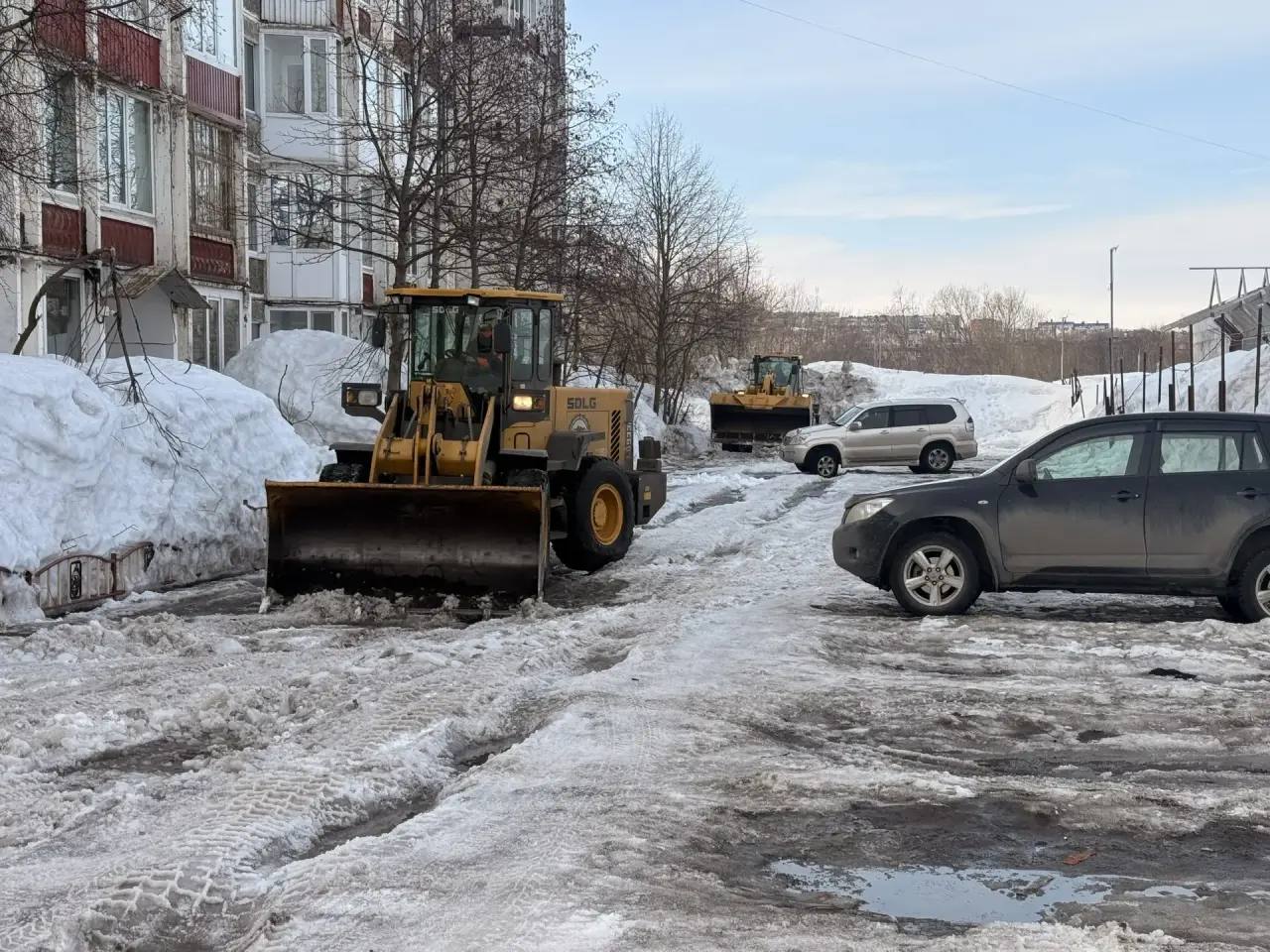 Город день за днём. 28 марта 2026 года Коммунальные службы продолжают работы по расчистке и вывозу снежных масс Город день за днём. 28 марта 2026 года Коммунальные службы продолжают работы по расчистке и вывозу снежных масс