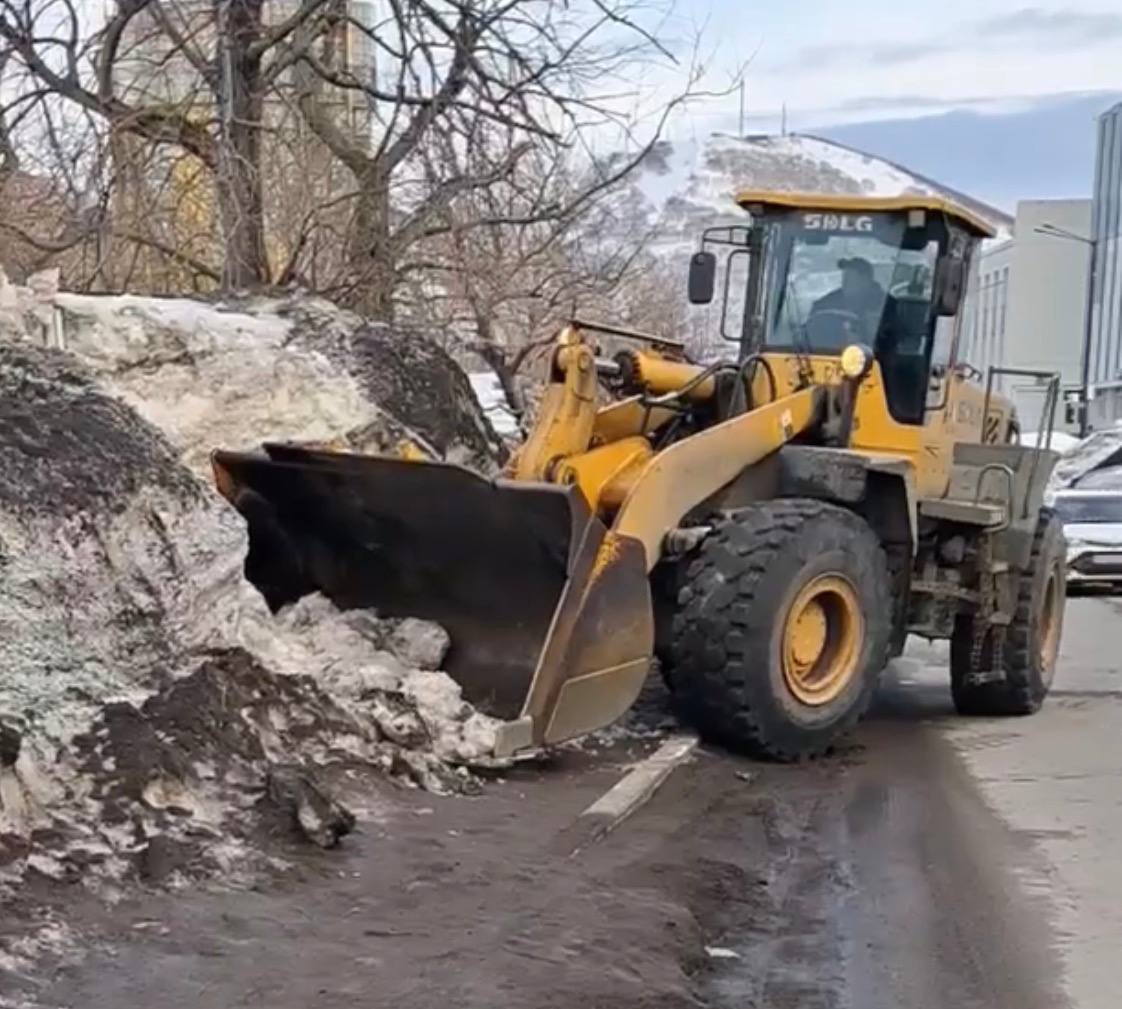 Город день за днём. 28 марта 2026 года Коммунальные службы продолжают работы по расчистке и вывозу снежных масс Город день за днём. 28 марта 2026 года Коммунальные службы продолжают работы по расчистке и вывозу снежных масс