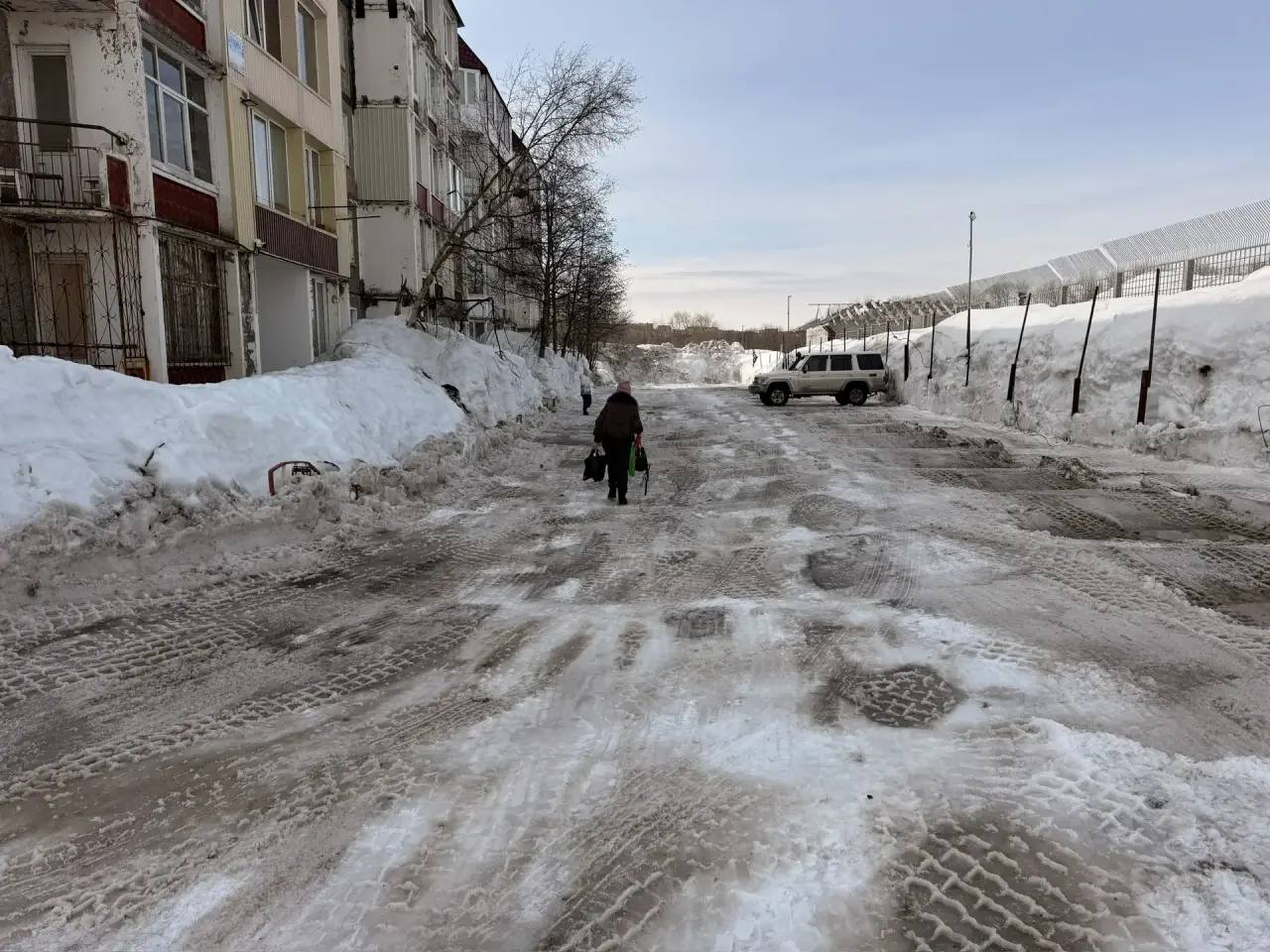 Город день за днём. 28 марта 2026 года Коммунальные службы продолжают работы по расчистке и вывозу снежных масс Город день за днём. 28 марта 2026 года Коммунальные службы продолжают работы по расчистке и вывозу снежных масс