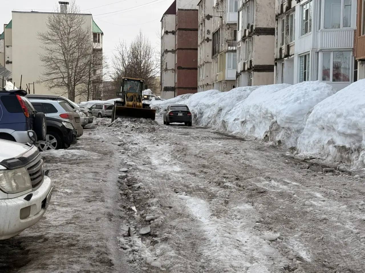 Город день за днём. 28 марта 2026 года Коммунальные службы продолжают работы по расчистке и вывозу снежных масс Город день за днём. 28 марта 2026 года Коммунальные службы продолжают работы по расчистке и вывозу снежных масс