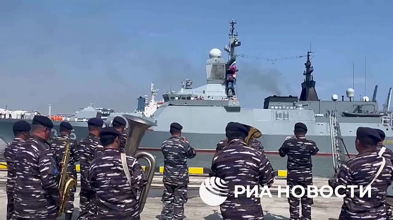 Отряд кораблей Тихоокеанского флота зашел в Джакарту, в его составе корвет "Громкий", подводная лодка "Петропавловск-Камчатский", а также морской буксир "Андрей Степанов", передает корреспондент РИА Новости