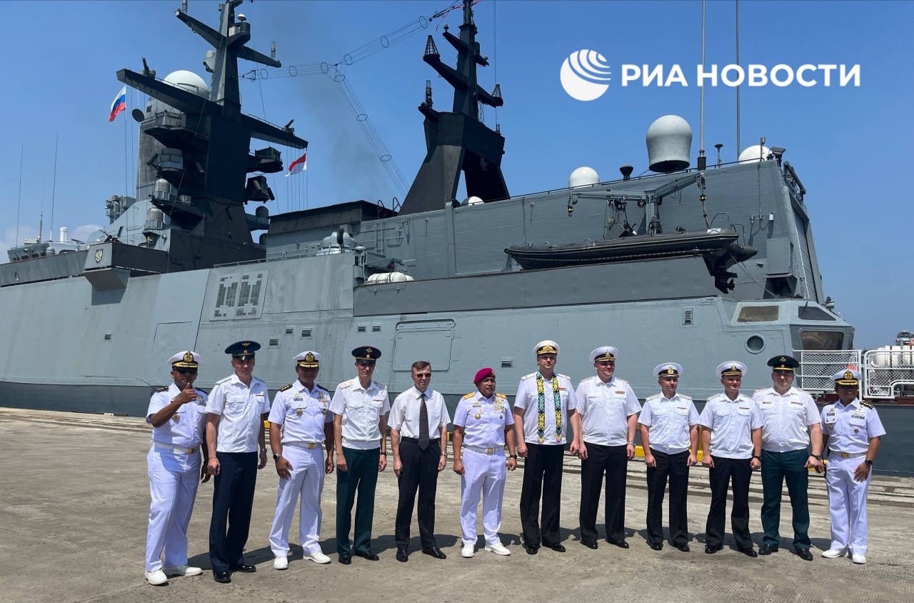 Отряд кораблей Тихоокеанского флота зашел в Джакарту, в его составе корвет "Громкий", подводная лодка "Петропавловск-Камчатский", а также морской буксир "Андрей Степанов", передает корреспондент РИА Новости Отряд кораблей Тихоокеанского флота зашел в Джакарту, в его составе корвет "Громкий", подводная лодка "Петропавловск-Камчатский", а также морской буксир "Андрей Степанов", передает корреспондент РИА Новости