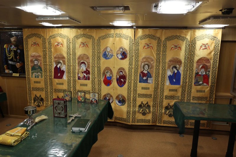 Священник совершил богослужение на глубине 175 метров Священник совершил богослужение на глубине 175 метров