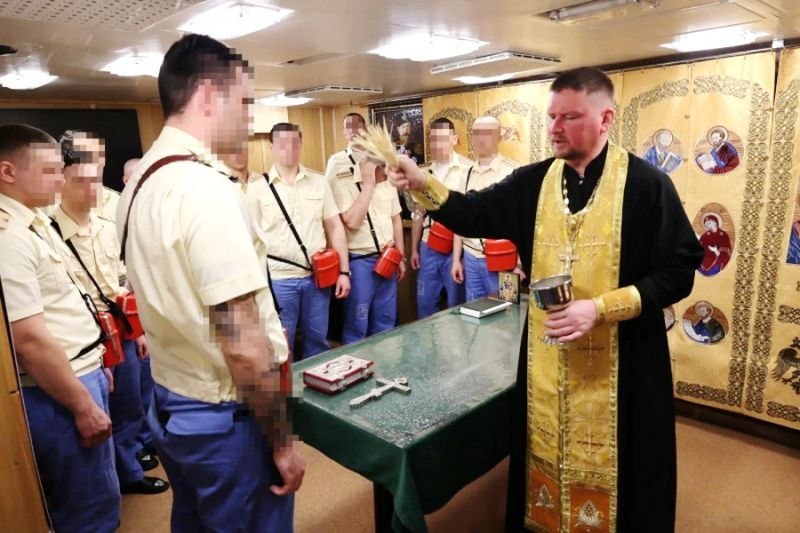 Богослужение под водой: камчатский священник опустился на атомной лодке на 175 метров