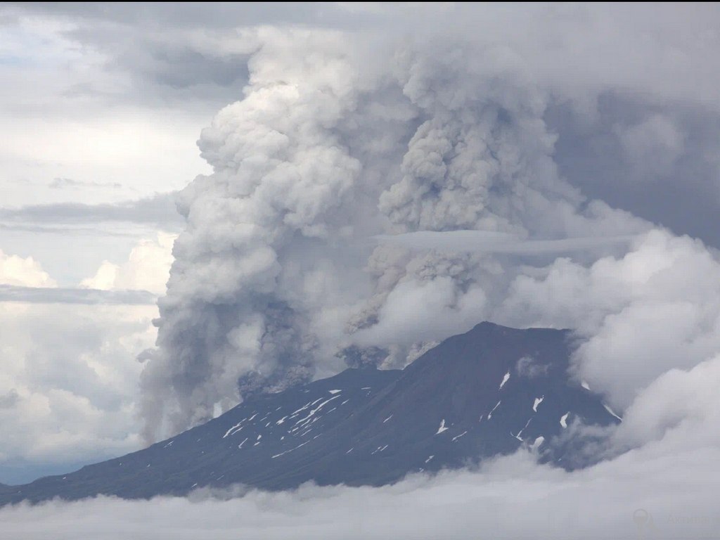 Парогазовый салют. Сегодня Кизимен внёс праздничный акцент в день вулканологов — на его кратере наблюдались интенсивные выбросы пара и газов Парогазовый салют. Сегодня Кизимен внёс праздничный акцент в день вулканологов — на его кратере наблюдались интенсивные выбросы пара и газов
