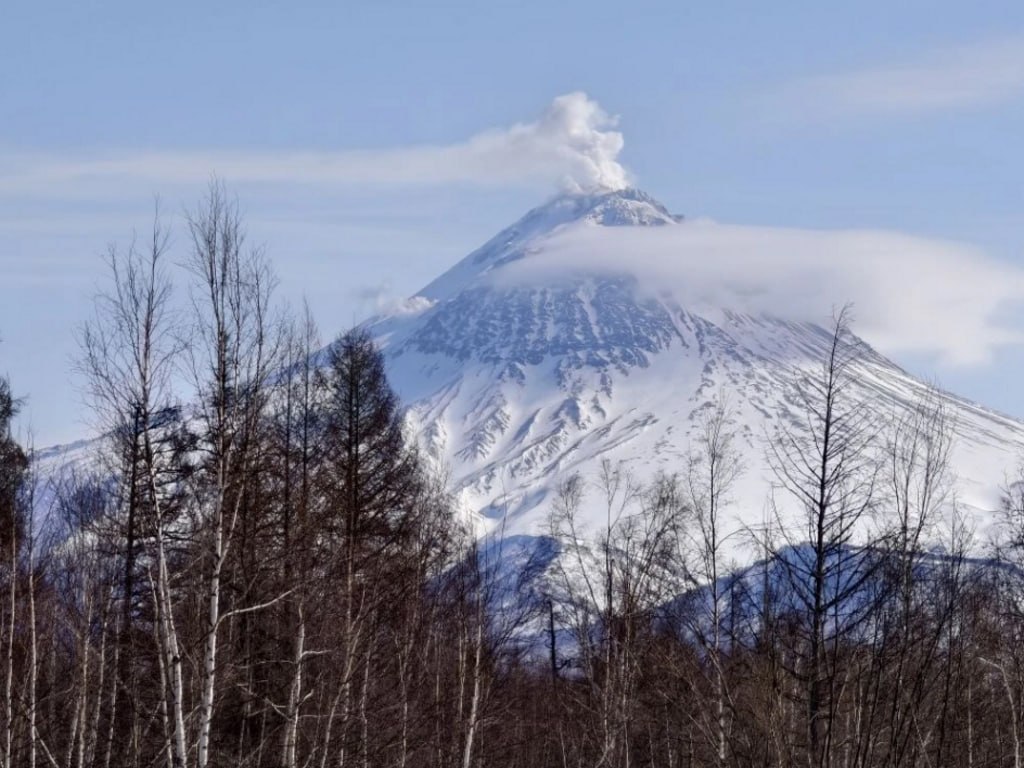 Парогазовый салют. Сегодня Кизимен внёс праздничный акцент в день вулканологов — на его кратере наблюдались интенсивные выбросы пара и газов