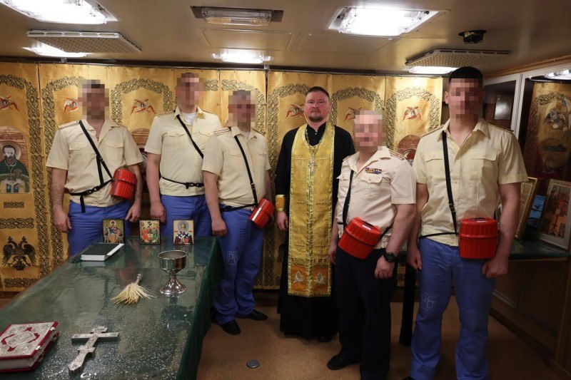 Священник совершил богослужение на глубине 175 метров