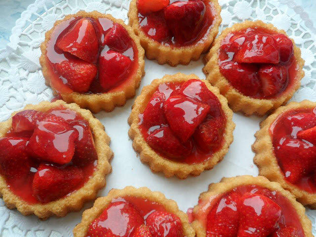 Как приготовить восхитительные корзиночки с кремом и клубникой