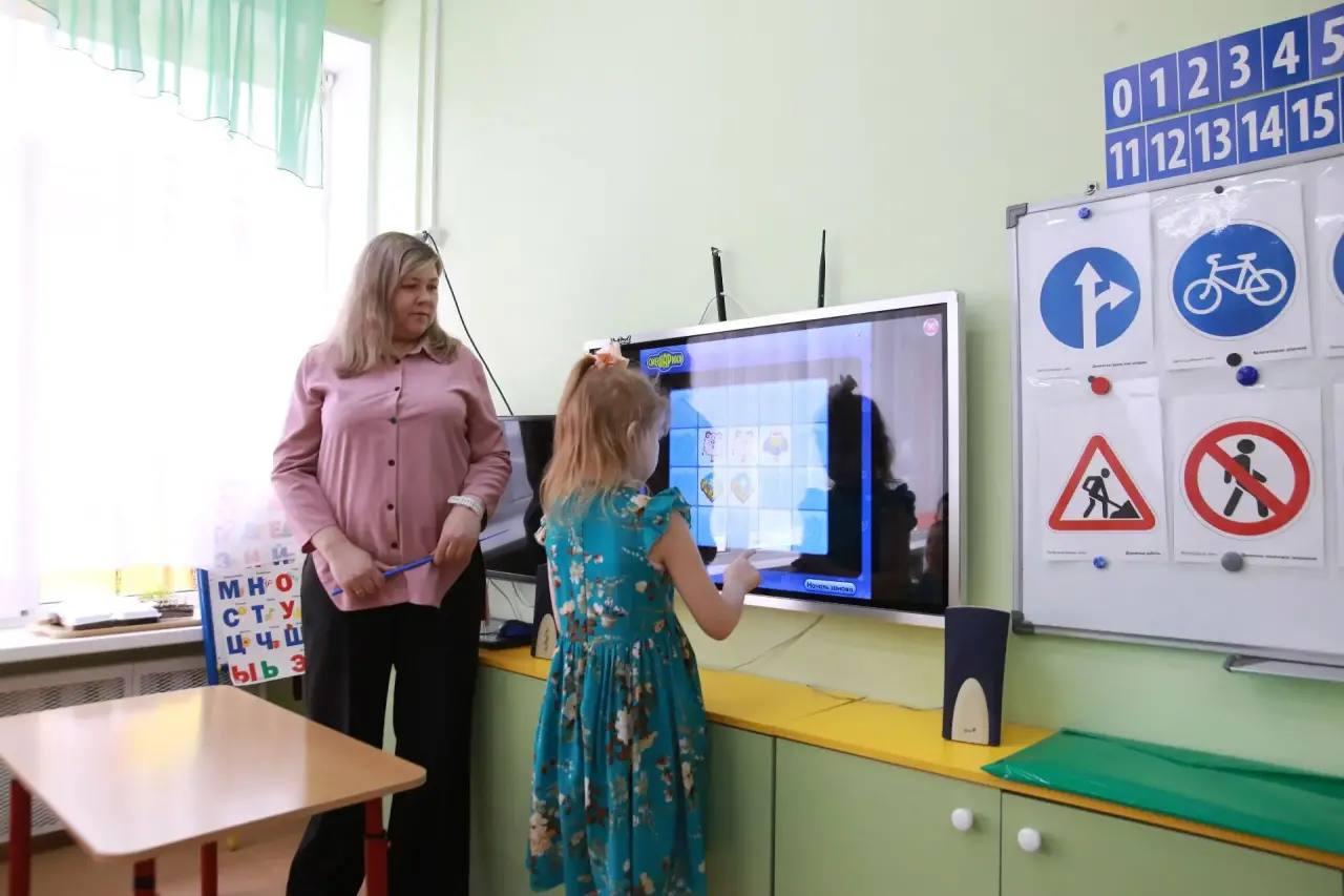 Депутаты 1-го избирательного округа Александр Долгунков и Илья Толмачев навестили подшефные дошкольные учреждения Депутаты 1-го избирательного округа Александр Долгунков и Илья Толмачев навестили подшефные дошкольные учреждения