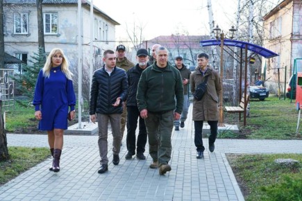 Полпред президента РФ в ДФО Юрий Трутнев проверил, как ведутся работы по восстановлению социальной инфраструктуры в подшефных дальневосточным регионам территориях в ДНР